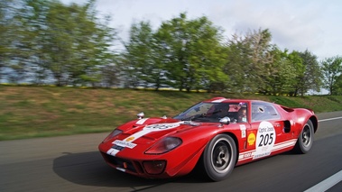 Ford GT40 rouge 3/4 avant gauche travelling