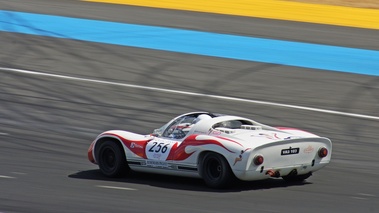 Porsche 910 blanc/rouge 3/4 arrière gauche filé vue de haut