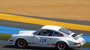 Posche 911 Carrera 2.7 RS blanc/rouge 3/4 arrière gauche filé vue de haut