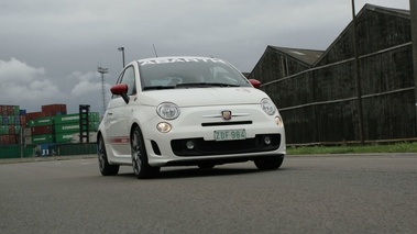 Abarth 500 Esseesse - Blanche - 3/4 avant droit dynamique