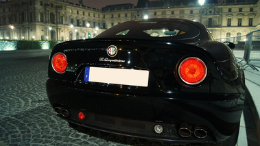 Alfa Romeo 8C Competizione noir Le Louvre face arrière 