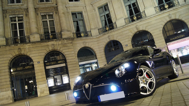 Alfa Romeo 8C Competizione noir place Vendôme 3/4 avant gauche penché