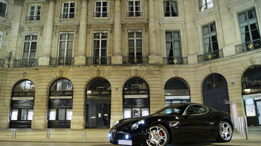 Alfa Romeo 8C Competizione noir place Vendôme 3/4 avant gauche