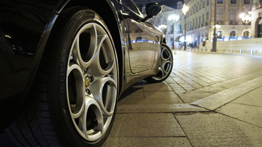 Alfa Romeo 8C Competizione noir place Vendôme jante 2