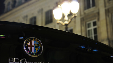 Alfa Romeo 8C Competizione noir place Vendôme logo 2