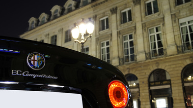 Alfa Romeo 8C Competizione noir place Vendôme logo