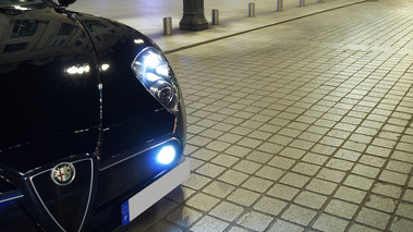 Alfa Romeo 8C Competizione noir place Vendôme phare avant gauche