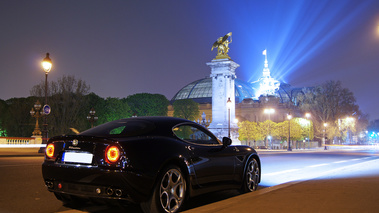 Alfa Romeo 8C Competizione noir pont Alexandre III 3/4 arrière droit