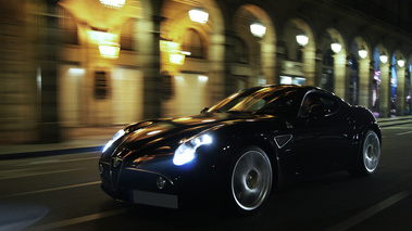 Alfa Romeo 8C Competizione noir rue de Rivoli 3/4 avant gauche travelling 2