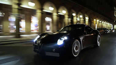 Alfa Romeo 8C Competizione noir rue de Rivoli 3/4 avant gauche travelling 3