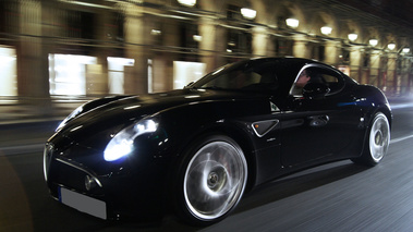 Alfa Romeo 8C Competizione noir rue de Rivoli 3/4 avant gauche travelling