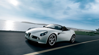 Alfa Romeo 8C Competizione Spider Blanche 3/4 AV