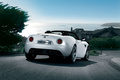 Alfa Romeo 8C Spider blanc 3/4 arrière droit penché