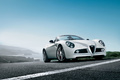 Alfa Romeo 8C Spider blanc 3/4 avant droit penché