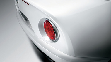 Alfa Romeo 8C Spider blanc feu arrière