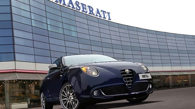 MiTo for Maserati - bleu - 3/4 avant droit, avec bâtiment Maserati