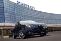 MiTo for Maserati - bleu - 3/4 avant droit, avec bâtiment Maserati