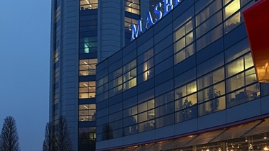 MiTo for Maserati - bleu - 3/4 avant droit, de nuit, avec bâtiment Maserati