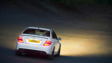 Mercedes C63 AMG DR520 blanc mate 3/4 arrière droit penché