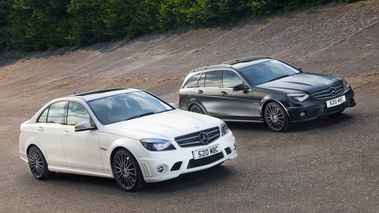 Mercedes C63 AMG DR520 blanc mate & Estate noir mate 3/4 avant droit penché