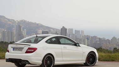 Mercedes Classe C Coupé AMG blanc 3/4 arrière droit 2