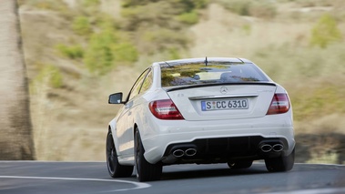 Mercedes Classe C Coupé AMG blanc 3/4 arrière gauche filé