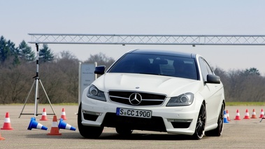 Mercedes Classe C Coupé AMG blanc 3/4 avant gauche 2