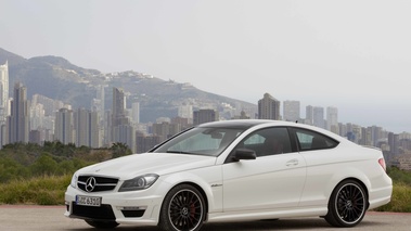 Mercedes Classe C Coupé AMG blanc 3/4 avant gauche 5