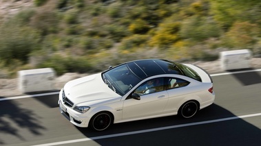 Mercedes Classe C Coupé AMG blanc 3/4 avant gauche filé vue de haut