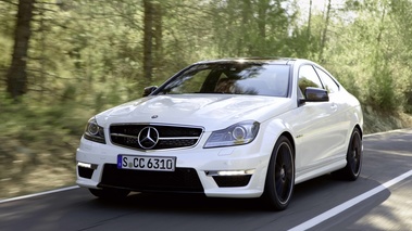 Mercedes Classe C Coupé AMG blanc 3/4 avant gauche travelling