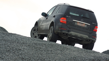 Mercedes ML63 AMG noir 3/4 arrière gauche penché 2