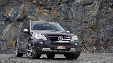 Mercedes ML63 AMG noir 3/4 avant droit