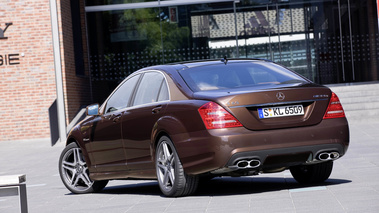 Mercedes S65 AMG marron 3/4 arrière gauche penché