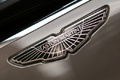 Aston Martin Cygnet anthracite logo debout 2