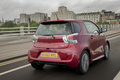 Aston Martin Cygnet bordeaux 3/4 arrière droit travelling penché