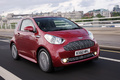 Aston Martin Cygnet bordeaux 3/4 avant droit travelling penché 3