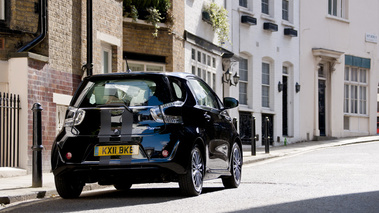 Aston Martin Cygnet noir 3/4 arrière droit penché