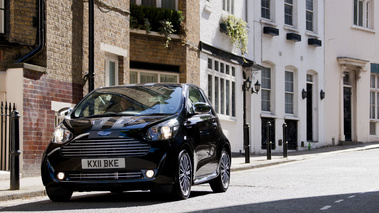 Aston Martin Cygnet noir 3/4 avant gauche penché 2