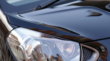 Aston Martin Cygnet noir phare avant debout