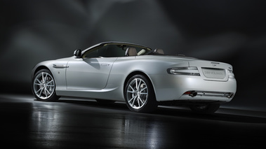 Aston Martin DB9 Morning Frost - blanche - 3/4 arrière droit
