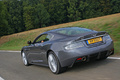 Aston Martin DBS anthracite 3/4 arrière gauche travelling penché 3