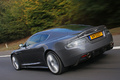 Aston Martin DBS anthracite 3/4 arrière gauche travelling penché