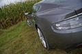 Aston Martin DBS anthracite courbures d'aile arrière gauche penché