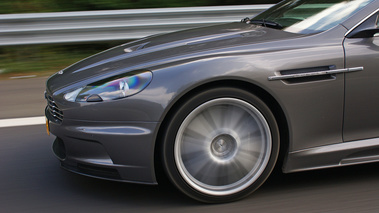 Aston Martin DBS anthracite jante travelling