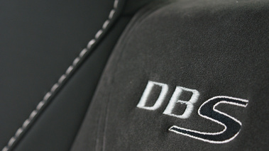 Aston Martin DBS anthracite logo siège