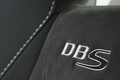 Aston Martin DBS anthracite logo siège