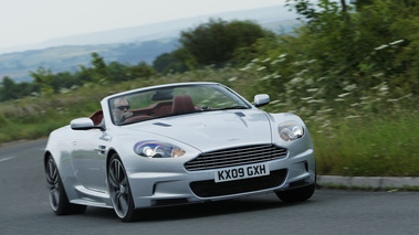 Aston Martin DBS Volante gris 3/4 avant droit filé