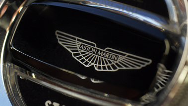 Aston Martin Rapide anthracite clé de contact debout