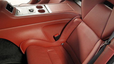 Aston Martin Rapide anthracite sièges arrières debout
