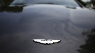 Aston Martin Rapide anthracite vue badge avant.